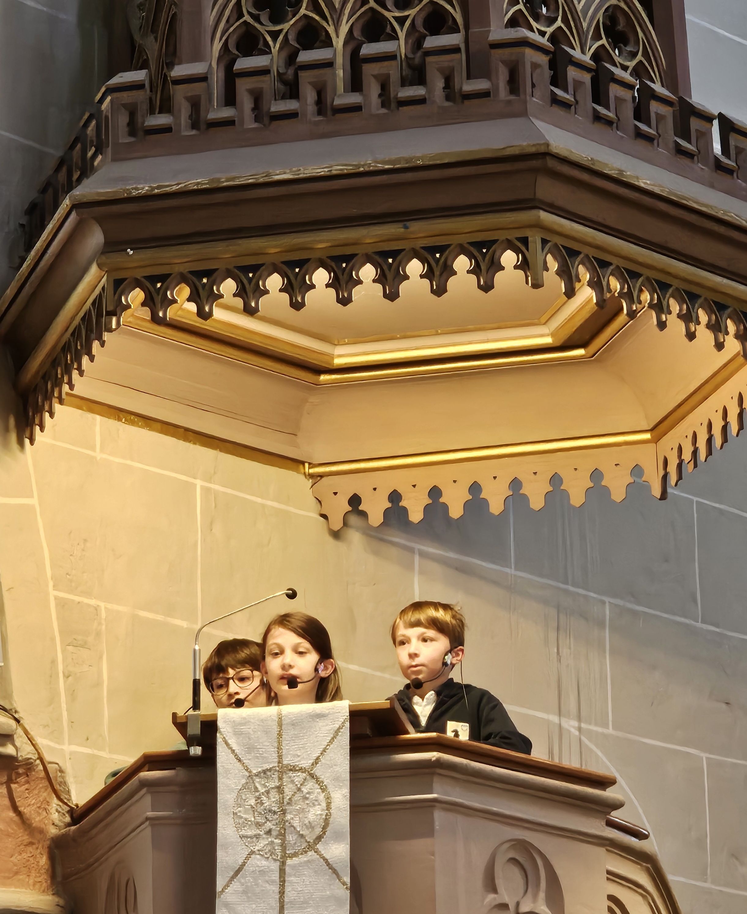 Gregor, Meike und Clemens Liebing erkunden die Kanzel im Rahmen der "Stadtführung"