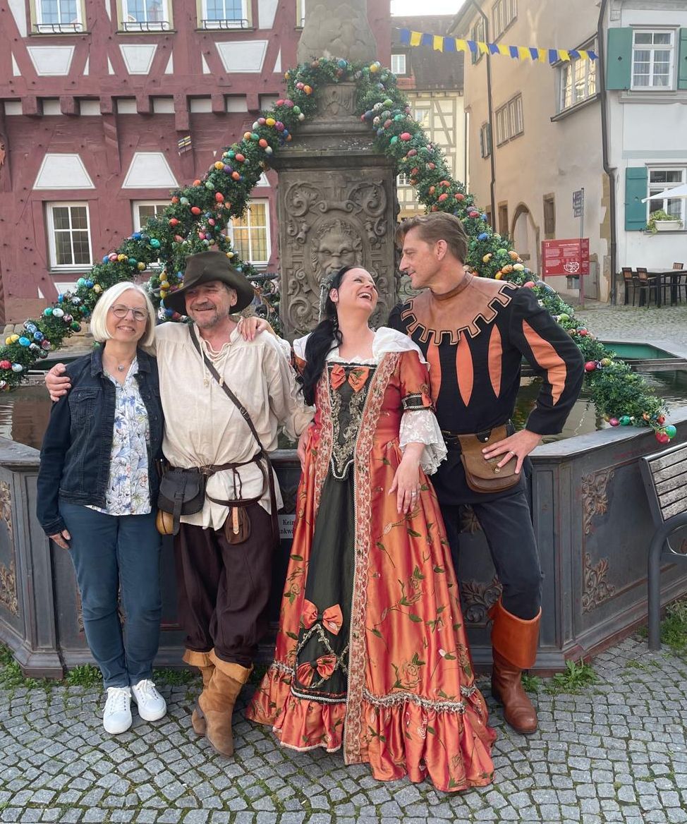 Die Stadtführerin Roswitha Feil mitmit den Schauspielern Norbert Kretschmer, Ariane Schröfel und Peter Maier